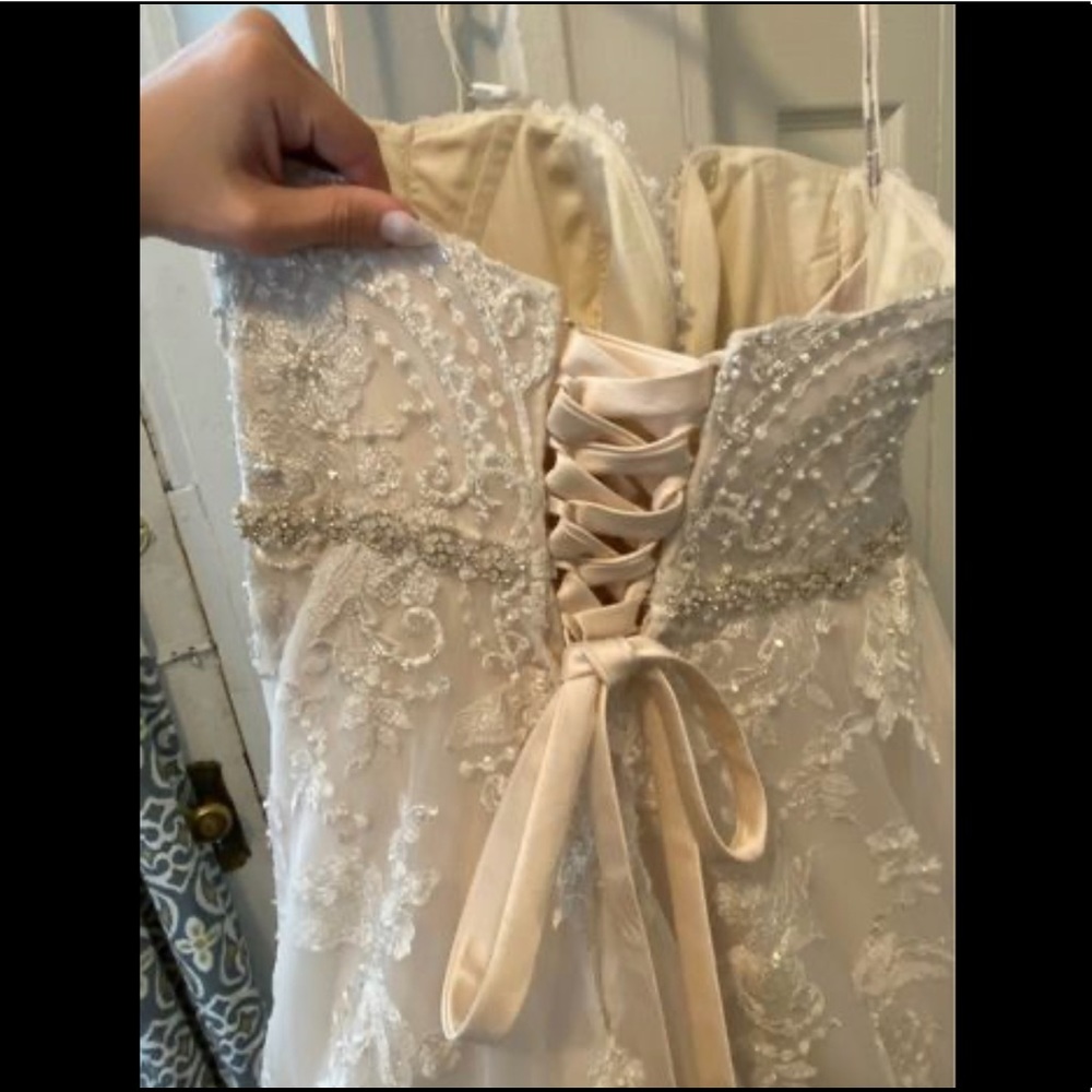 ****SOLD****      Ivory Maggie Sottero Wedding Dress — Fits like an 8 32DD - Picture 7 of 9